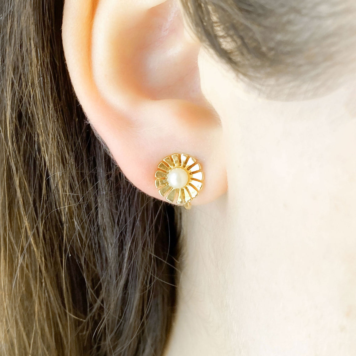GALLAGHER gold flower clip earrings-GREEN BIJOU