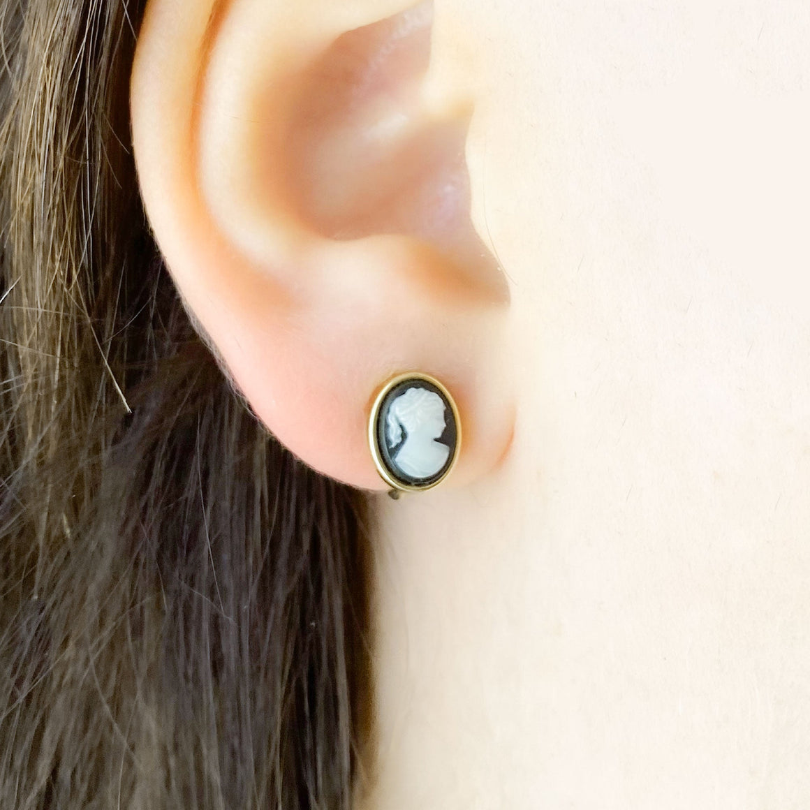 SAMANTHA petite cameo clip earrings-GREEN BIJOU