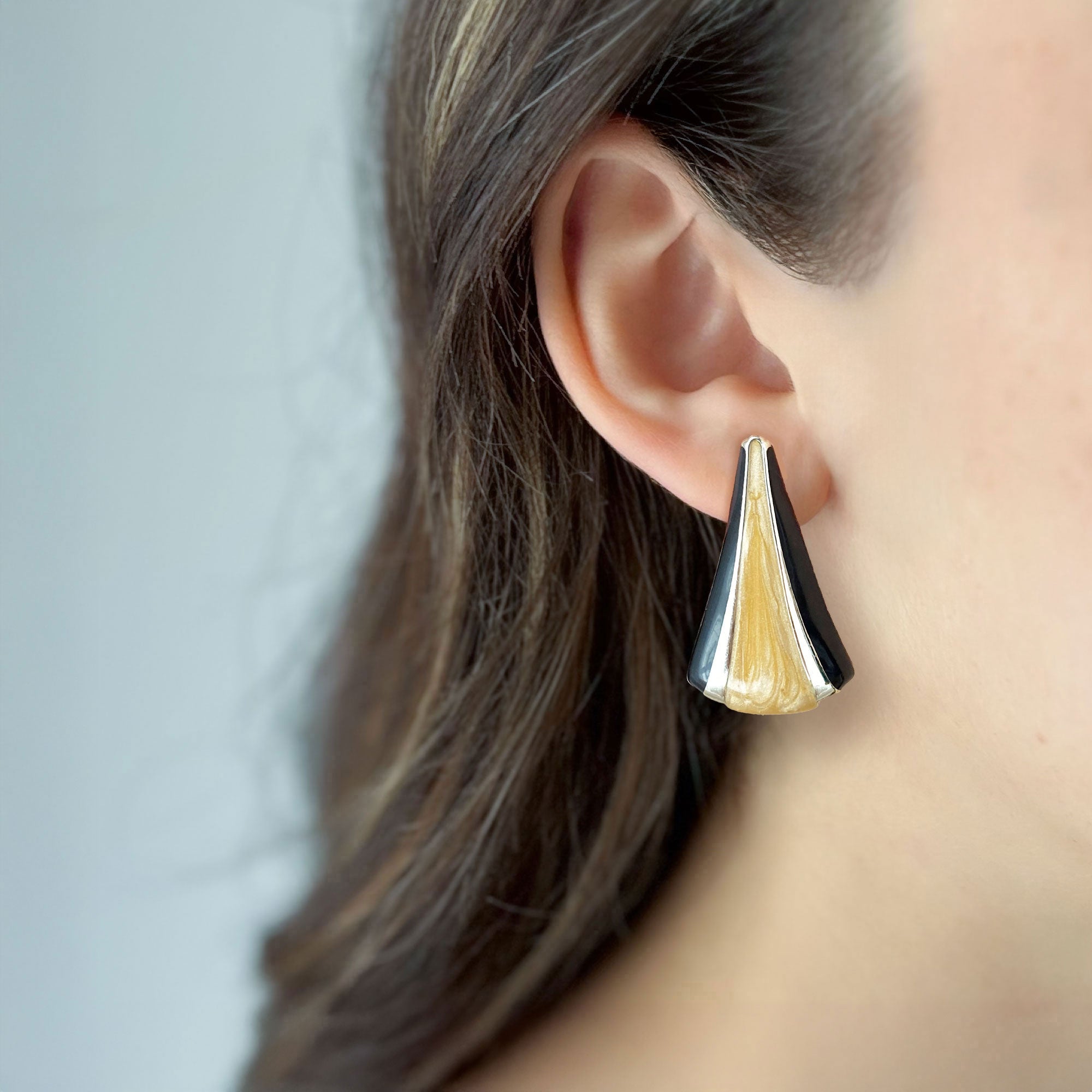 BECKER 1980's black elongated triangle beige enamel studs-GREEN BIJOU