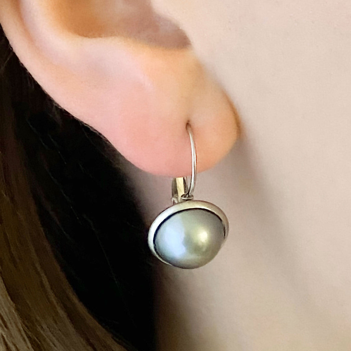 BENTON silver and grey pearl drop earrings-GREEN BIJOU