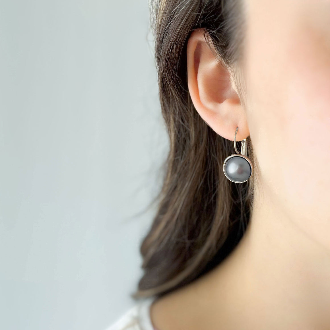 BENTON silver and grey pearl drop earrings-GREEN BIJOU