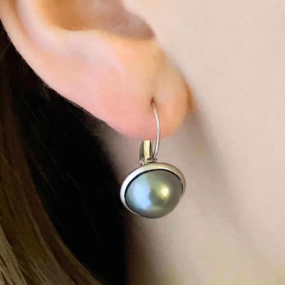 BENTON silver and grey pearl drop earrings-GREEN BIJOU