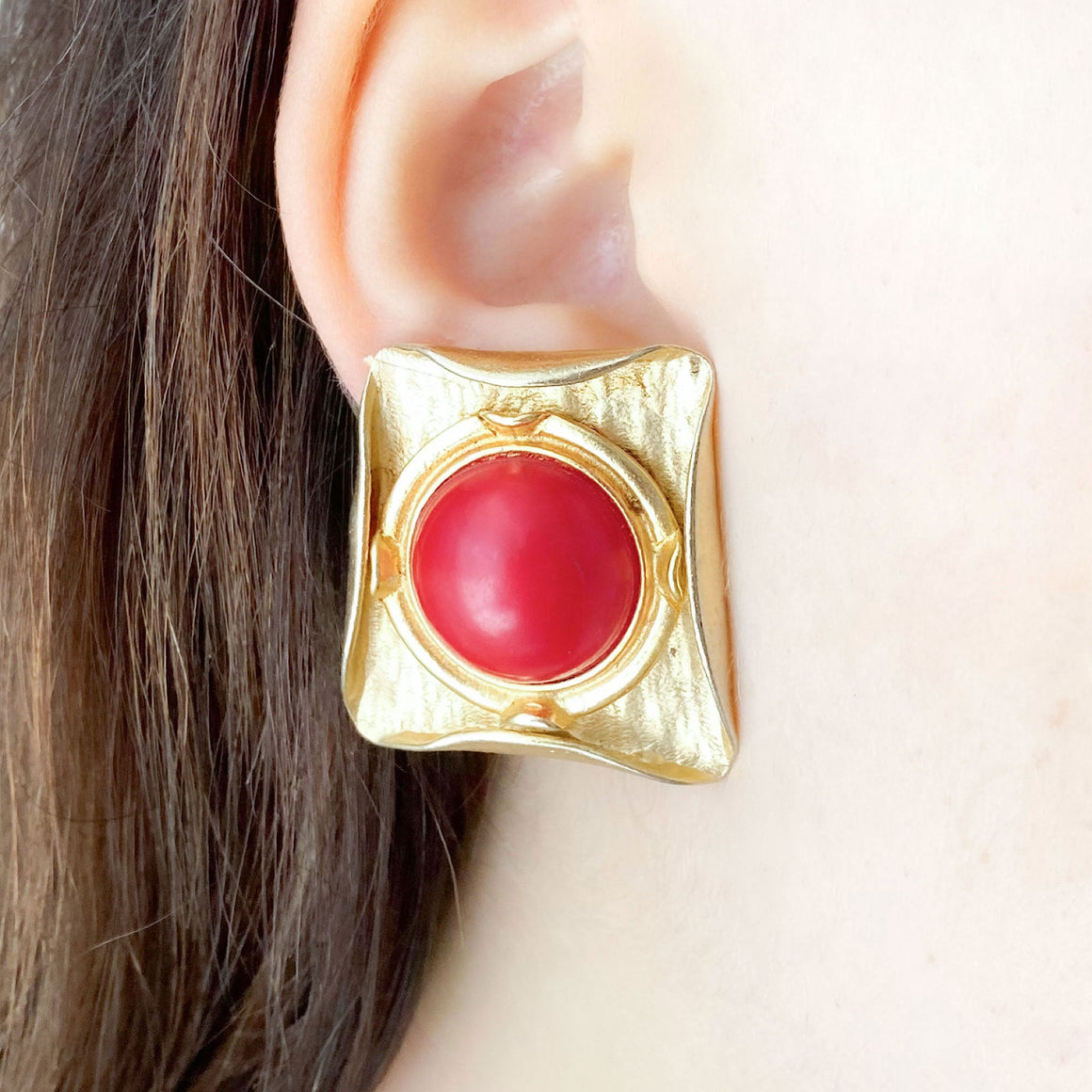 DONNA brutalist gold and marbled red cabochon clip earrings-GREEN BIJOU