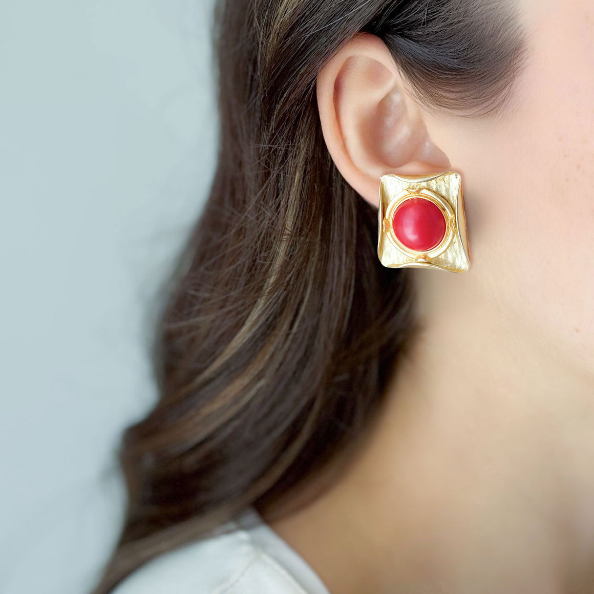 DONNA brutalist gold and marbled red cabochon clip earrings-GREEN BIJOU