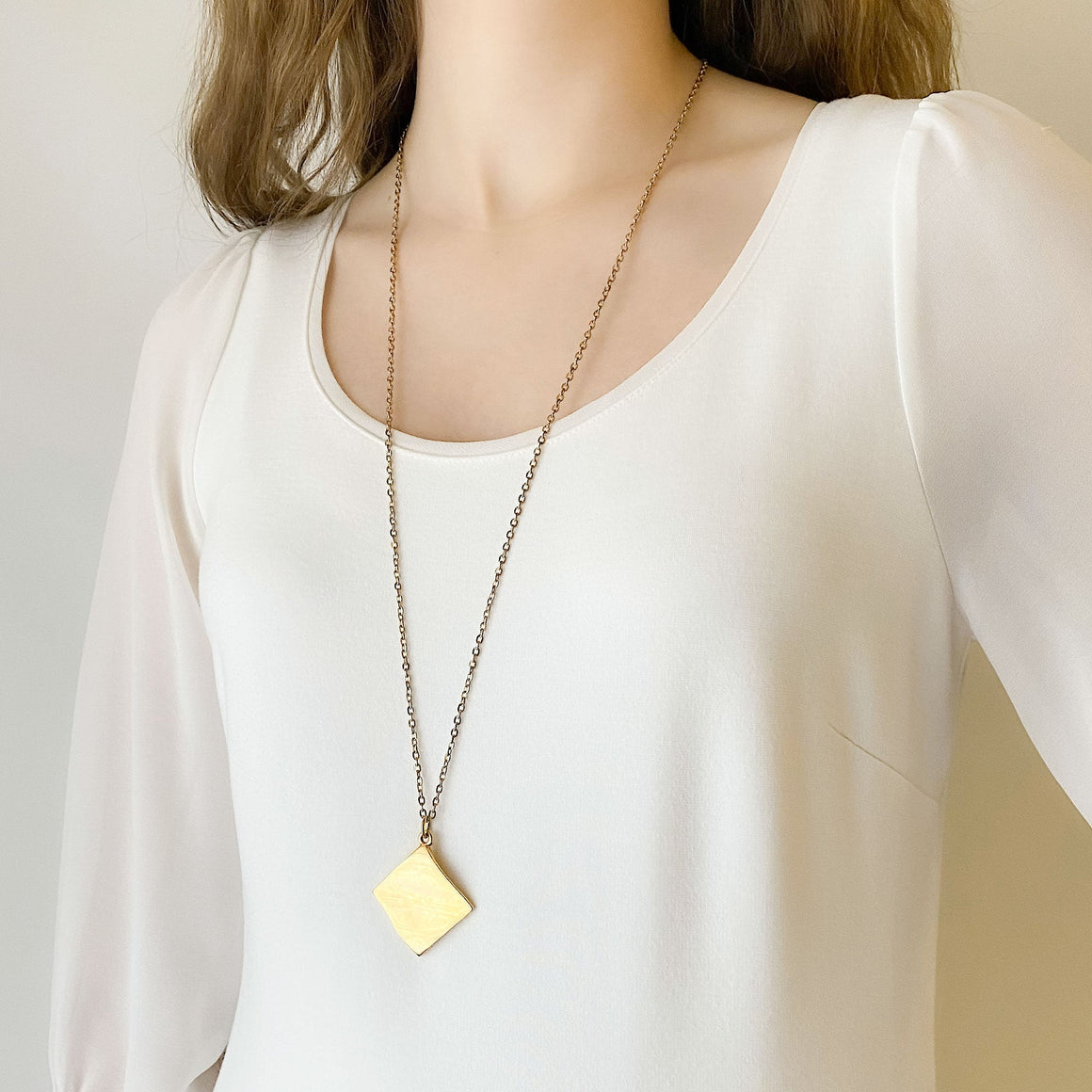 FUENTES vintage minimalist gold tone wave pendant necklace-GREEN BIJOU