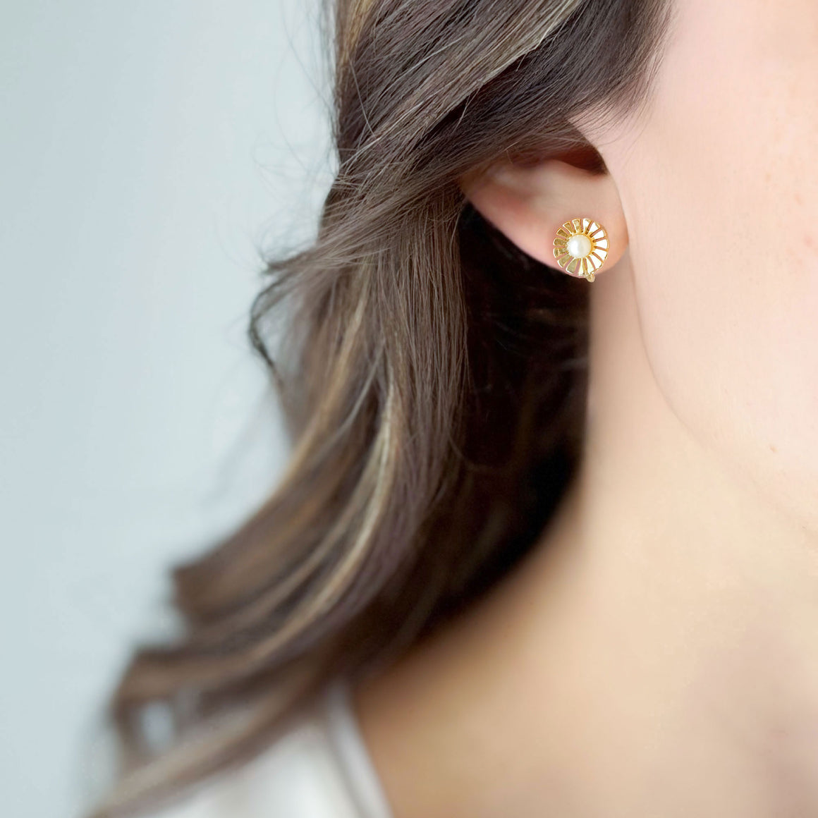 GALLAGHER gold flower clip earrings-GREEN BIJOU