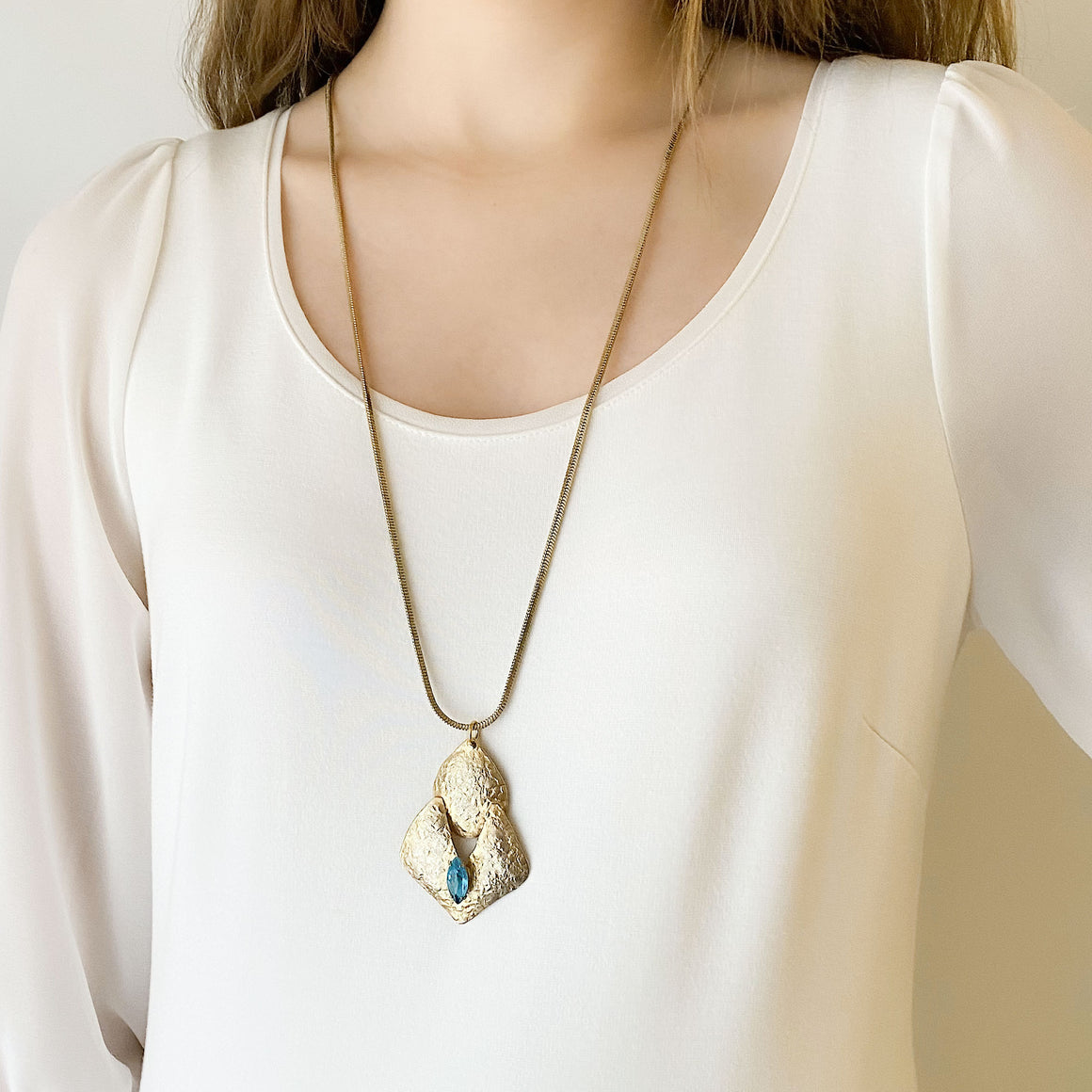 HEIDI vintage teal crystal gold hammered pendant necklace-GREEN BIJOU