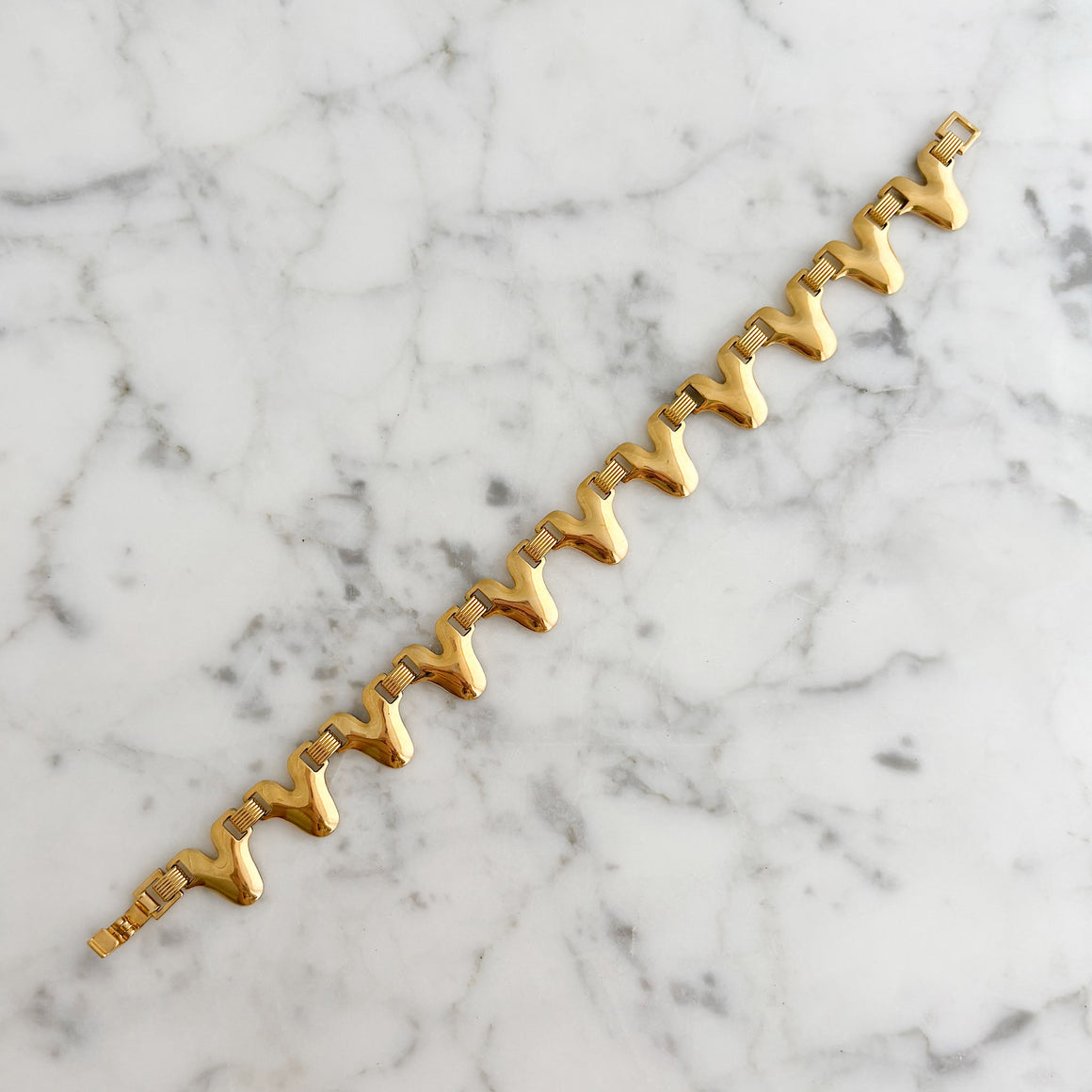LOUIE vintage gold tone scalloped V link chain bracelet-GREEN BIJOU