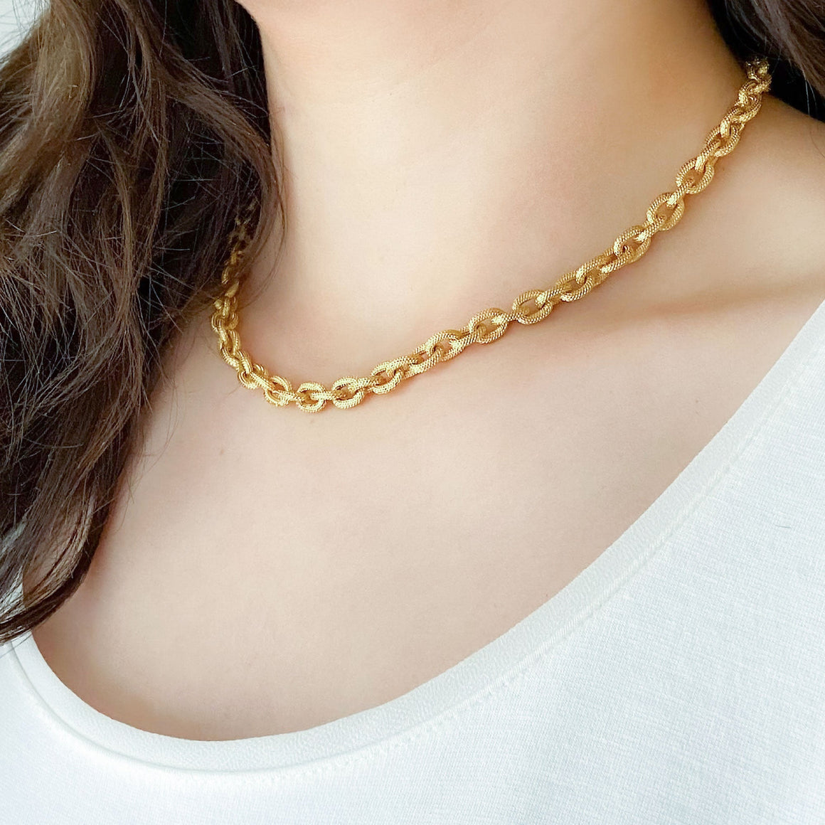 MAKAYLA textured gold chain necklace-GREEN BIJOU