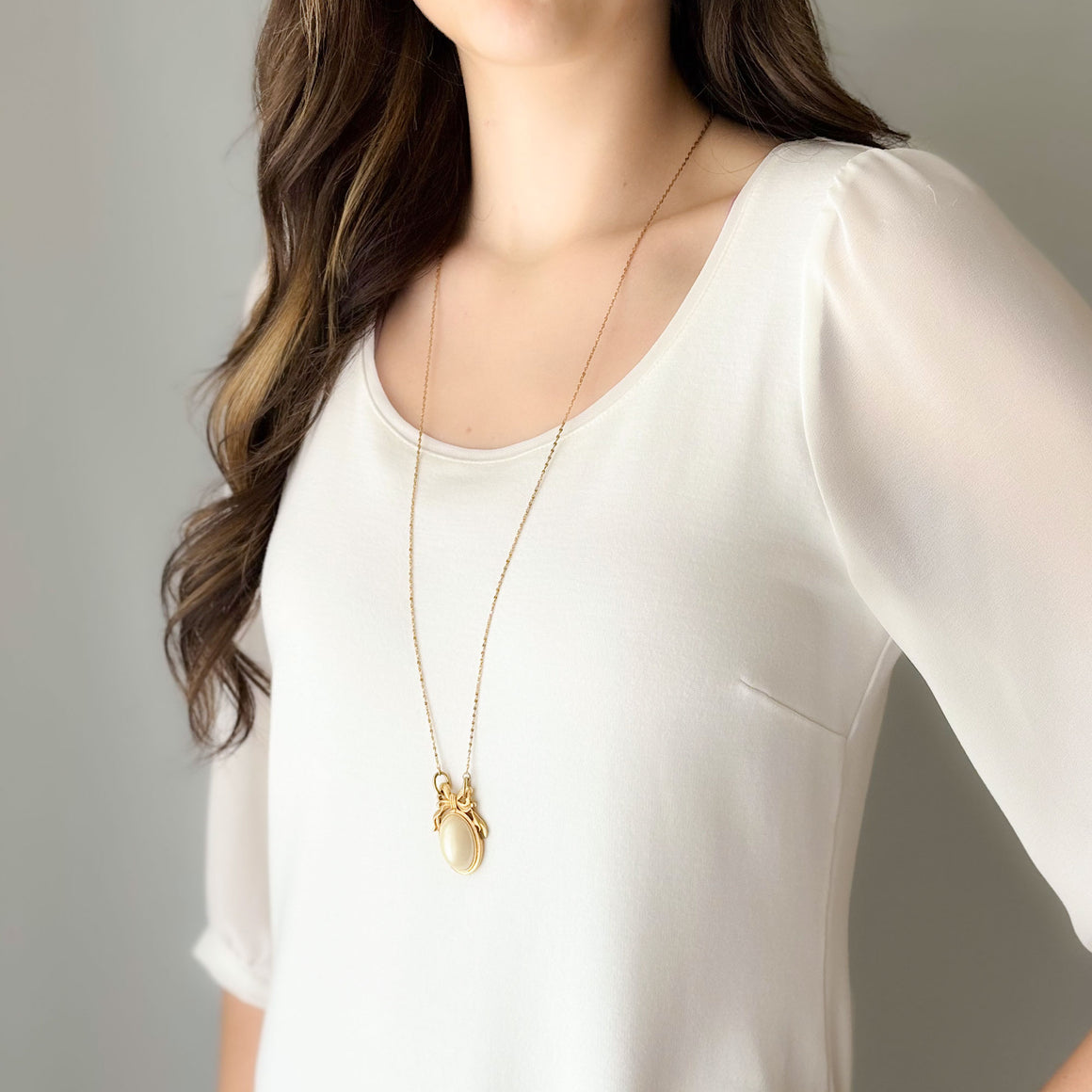 MIRREN vintage gold bow and pearl cabochon pendant necklace-GREEN BIJOU