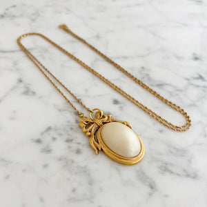 MIRREN vintage gold bow and pearl cabochon pendant necklace - 