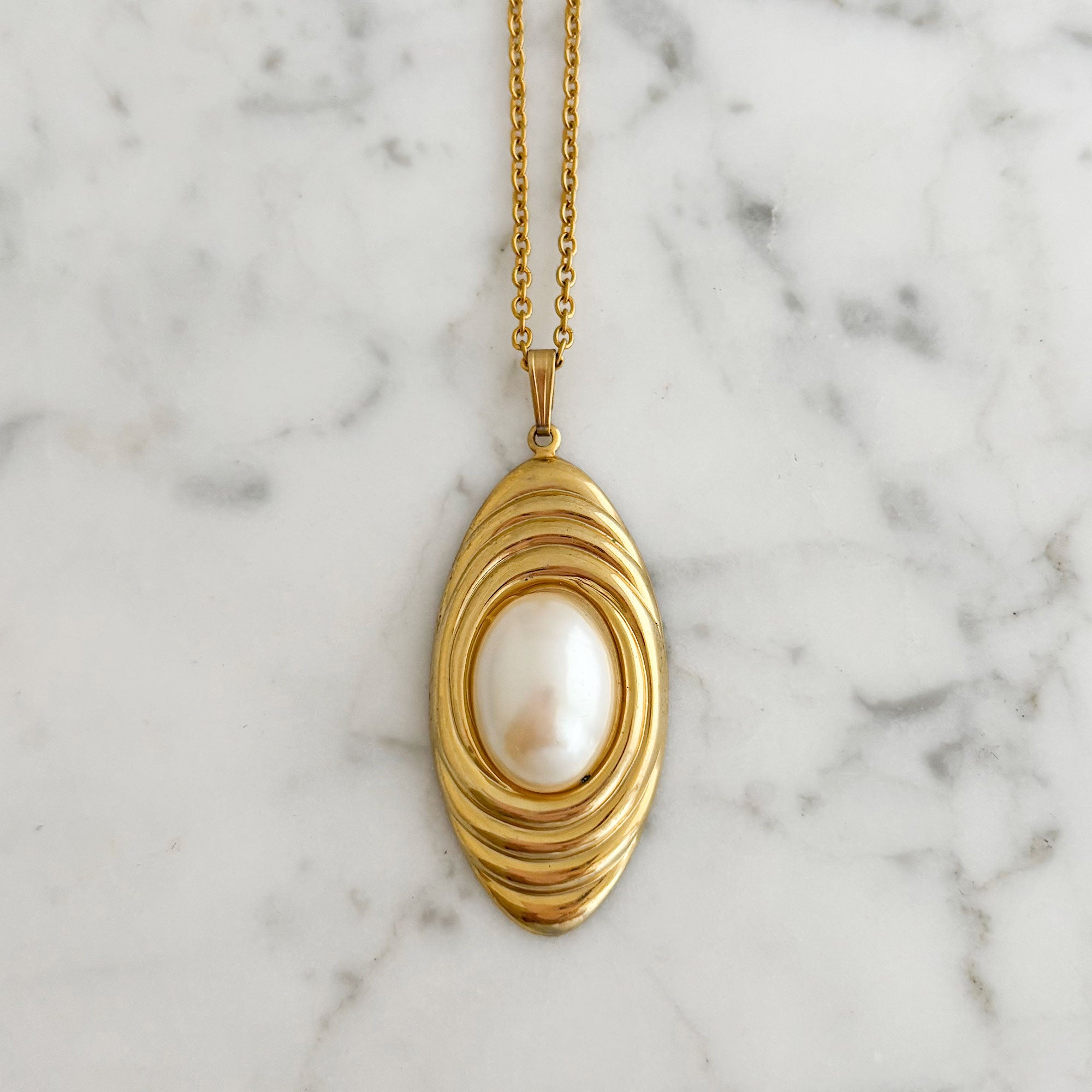 MYRNA vintage pearl & gold tone ridged oval pendant necklace-GREEN BIJOU