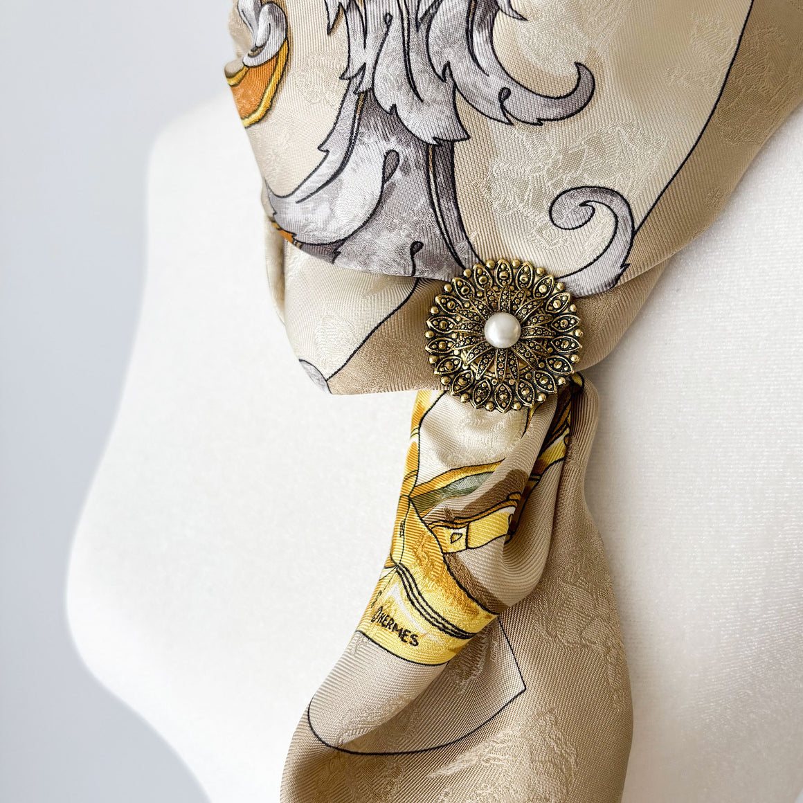 NADIRA vintage oxidized gold mandala pearl scarf clip-GREEN BIJOU