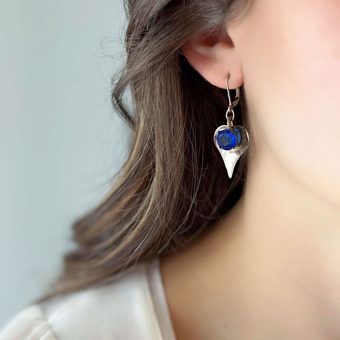 SABENA vintage cobalt blue rhinestone silver heart earrings-GREEN BIJOU