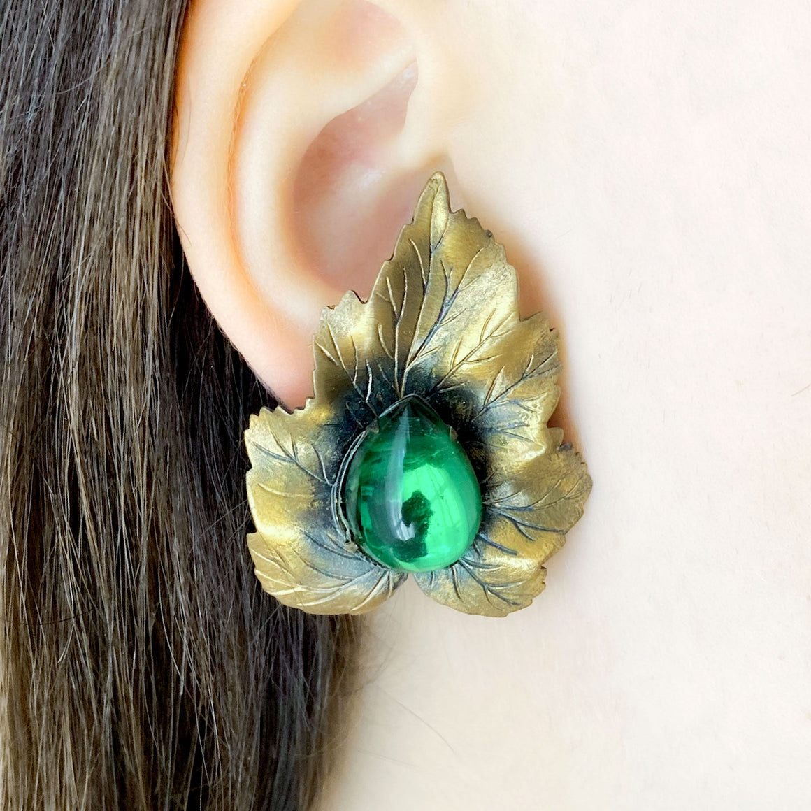 THOMAS vintage brass and emerald green leaf clip earrings-GREEN BIJOU