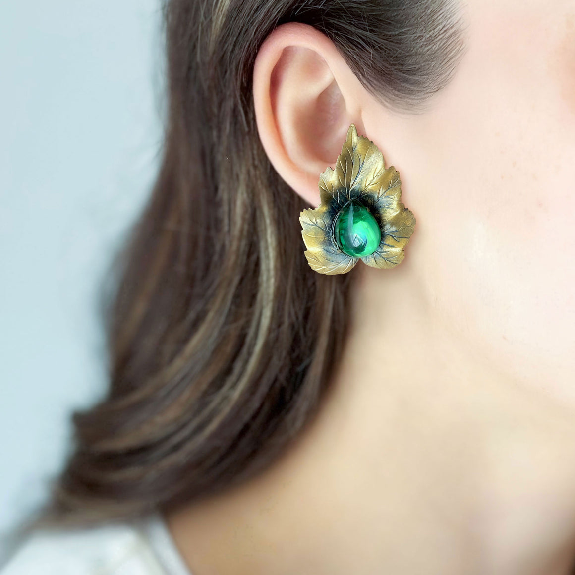 THOMAS vintage brass and emerald green leaf clip earrings-GREEN BIJOU