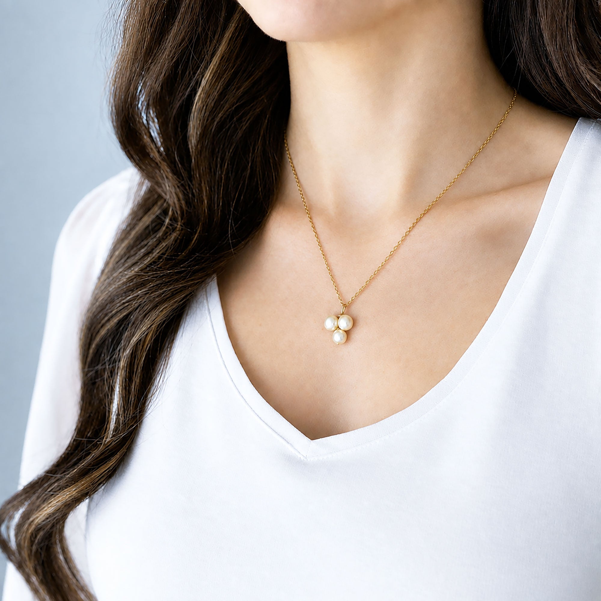 Model wearing the CARISSA vintage three-pearl pendant necklace on a gold-tone chain