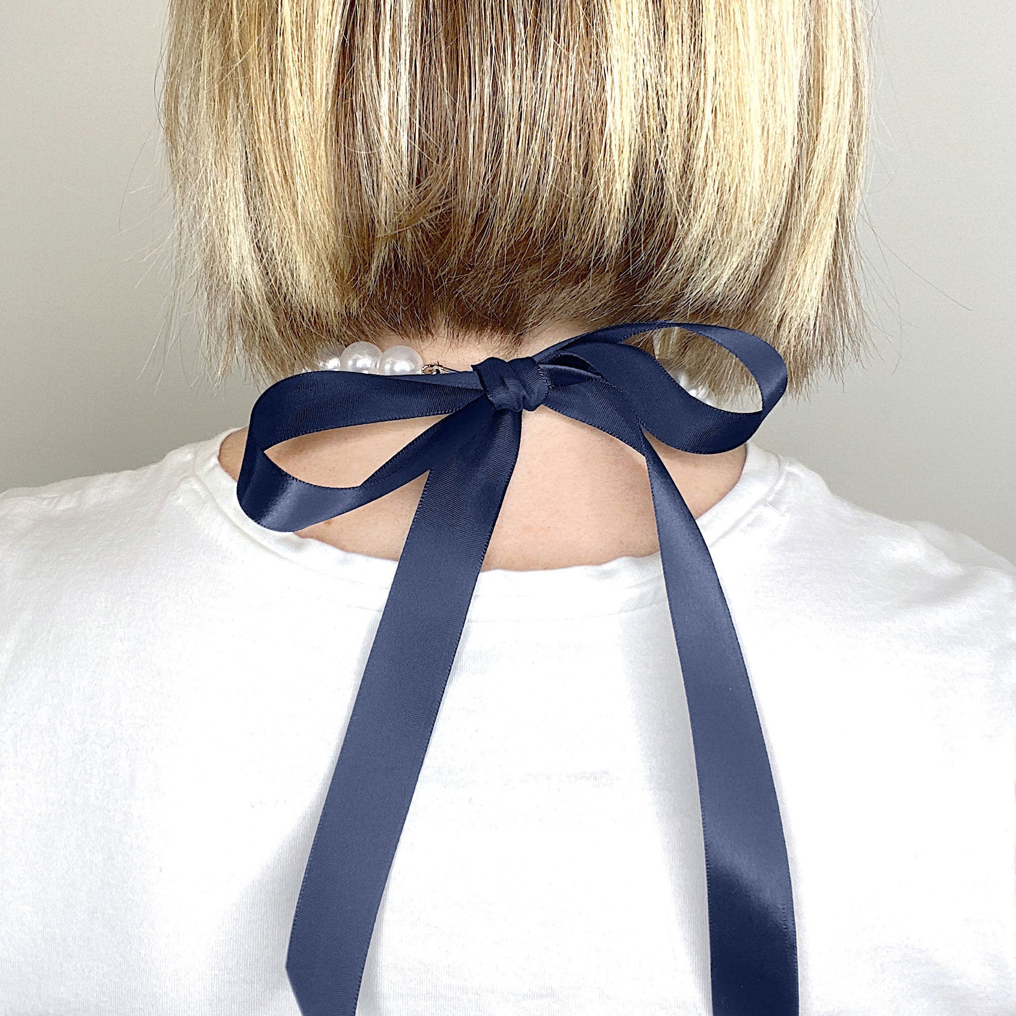 DOTTY navy blue ribbon pearl necklace
