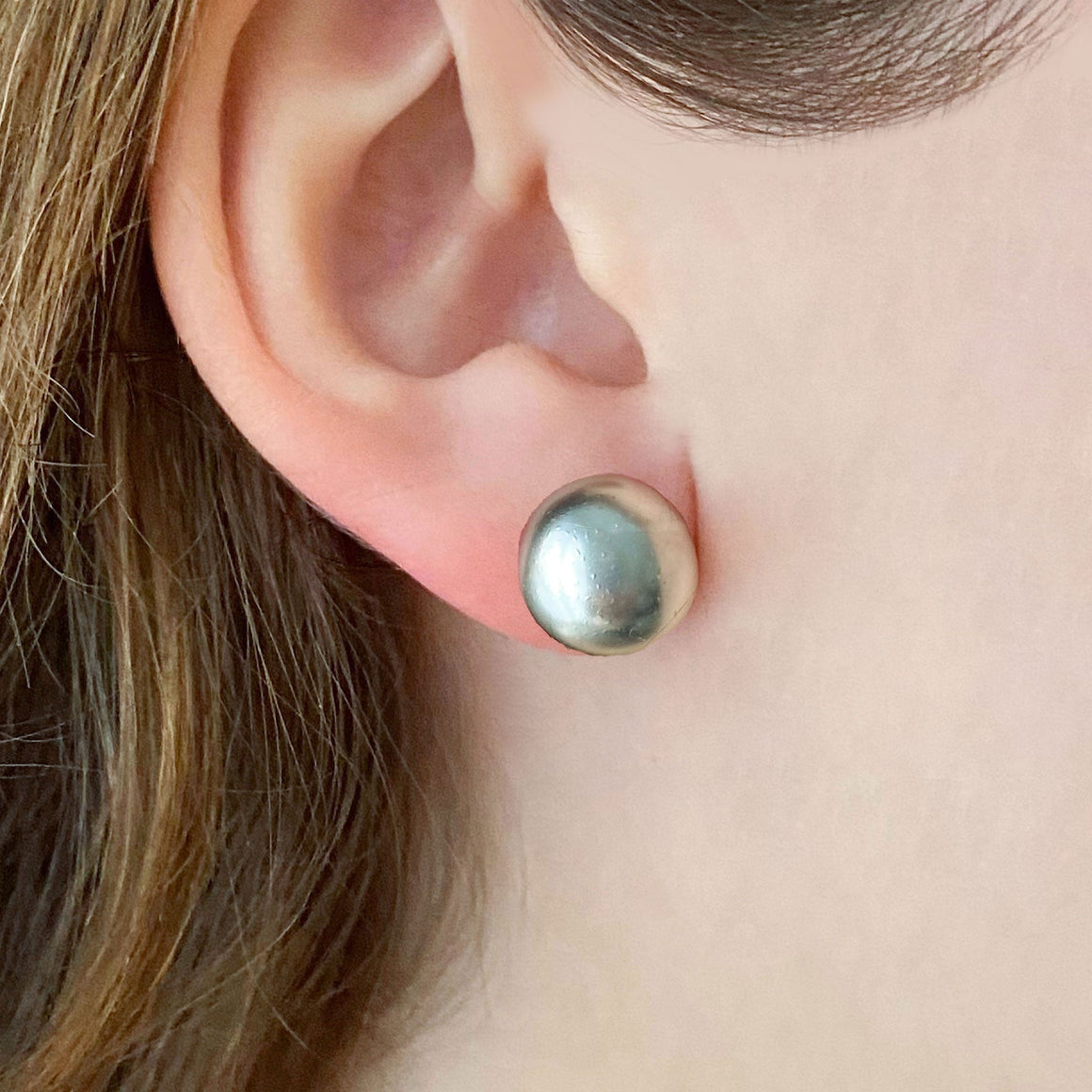 RONA grey pearl studs-GREEN BIJOU