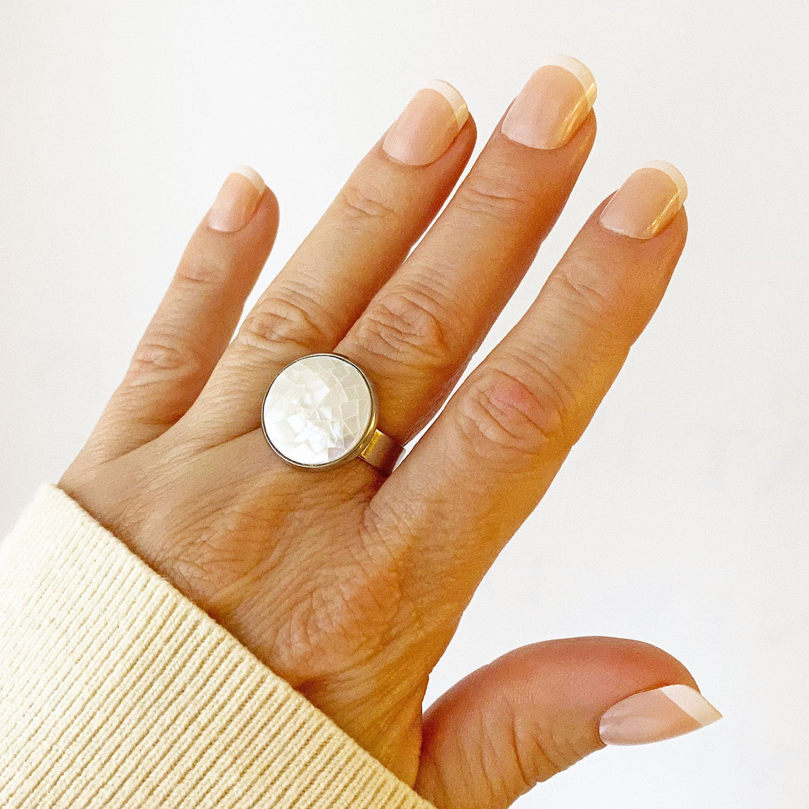 SHIRELLE white mother of pearl ring-GREEN BIJOU