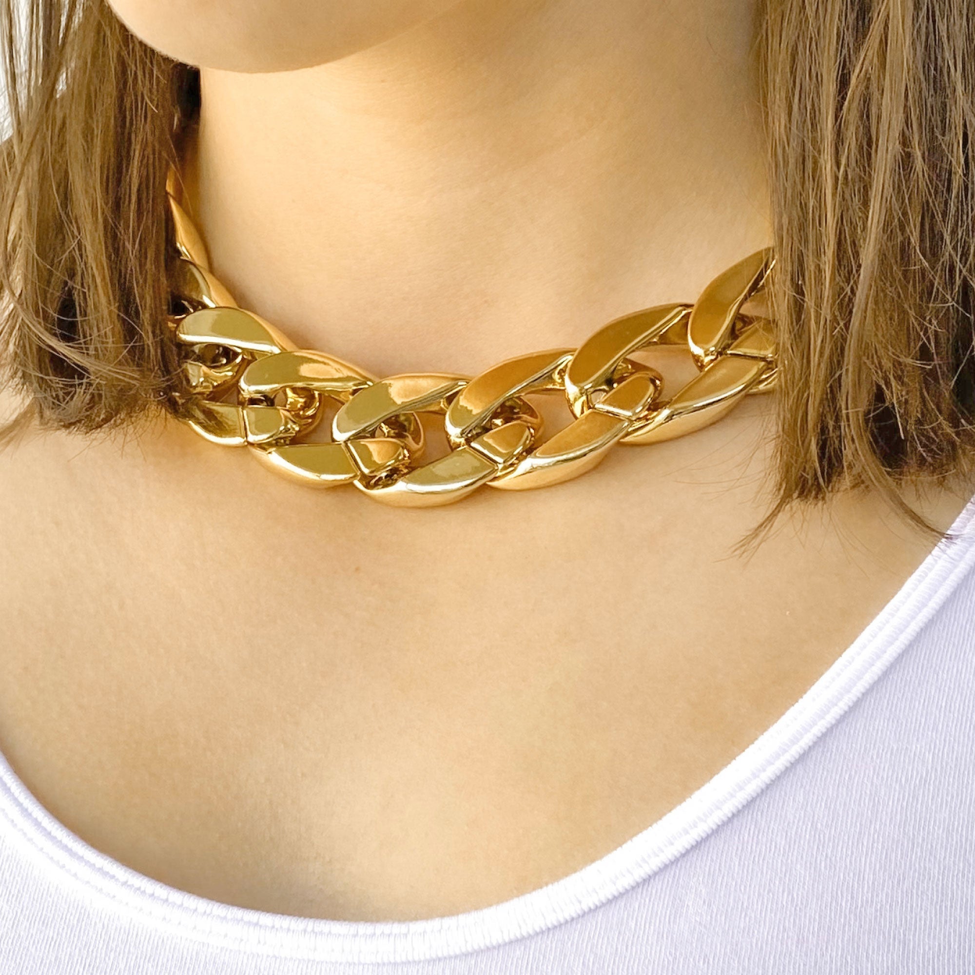https://www.greenbijou.com/cdn/shop/products/TYRA-gold-lightweight-chunky-chain-necklace-2_2048x.jpg?v=1682013464